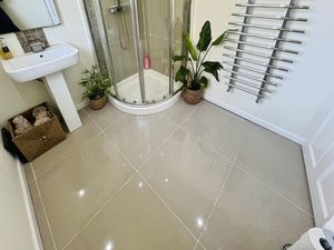 Shower room- click for photo gallery